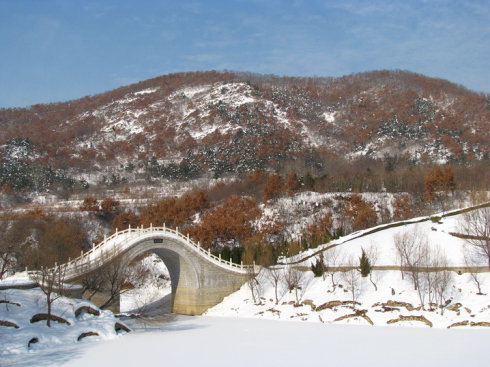 冰城哈爾濱、童話雪鄉(xiāng)、朝鮮民俗村、亞布力孔雀園、激情滑雪雙飛5日游